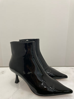 Lola Cruz Botines Jazmine in Black