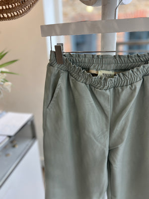 Maevy Pantvegan in Nuage